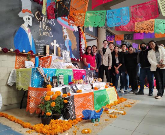 Equipo ganador del concurso de altares de muertos.