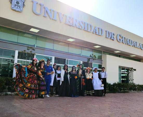 Concursantes del desfile de catrinas y catrines