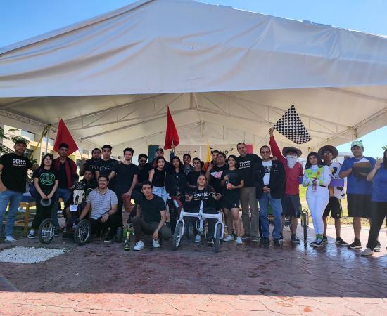 Estudiantes y autoridades del cutlajo que participaron en el rally