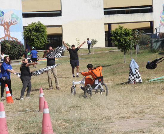 participante del rally llegando a la meta