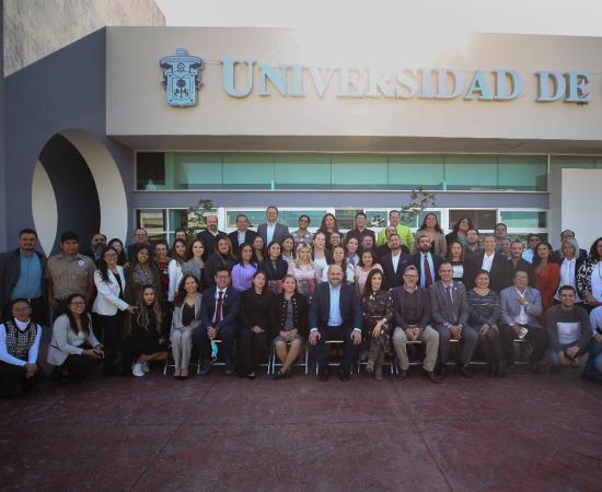 Cuerpo académico del CUTLAJO con el rector general. 