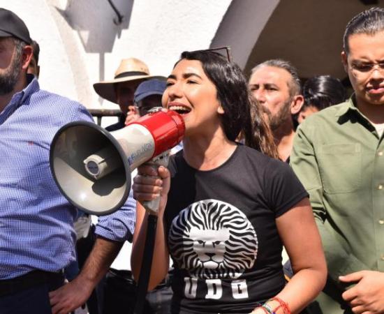Zoe García con un megáfono 