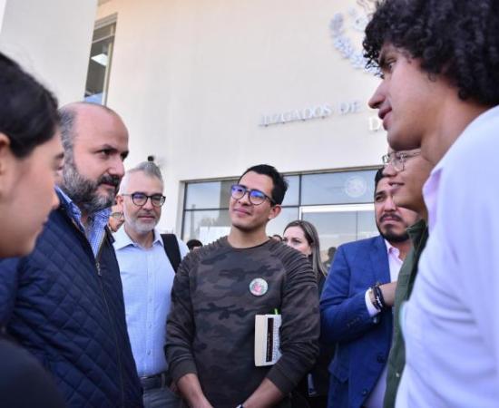 Estudiantes con el rector General 