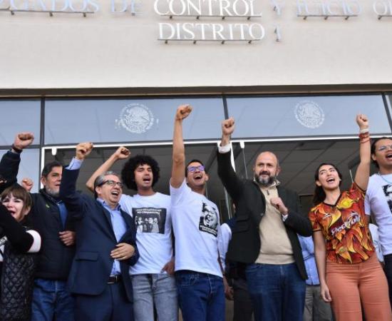 Estudiantes acusados, Zoe García y Ricardo Villanueva celebrando 