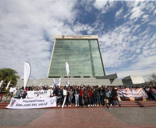 Estudiantes del Tlajomulco marchan por presupuesto justo.