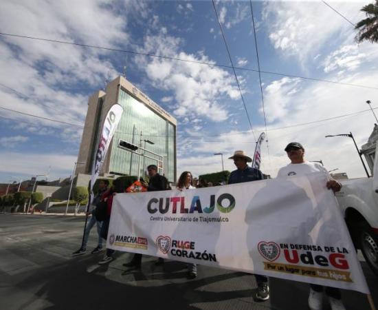 Estudiantes del Tlajomulco marchan por presupuesto justo.