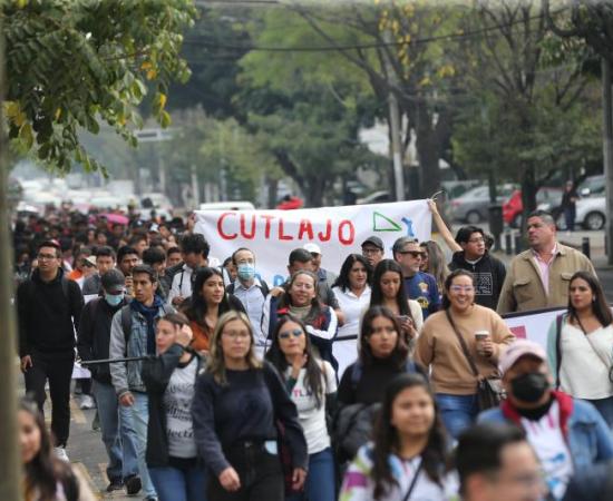 Estudiantes del Tlajomulco marchan por presupuesto justo.