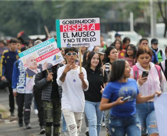 Estudiantes del Tlajomulco marchan por presupuesto justo.