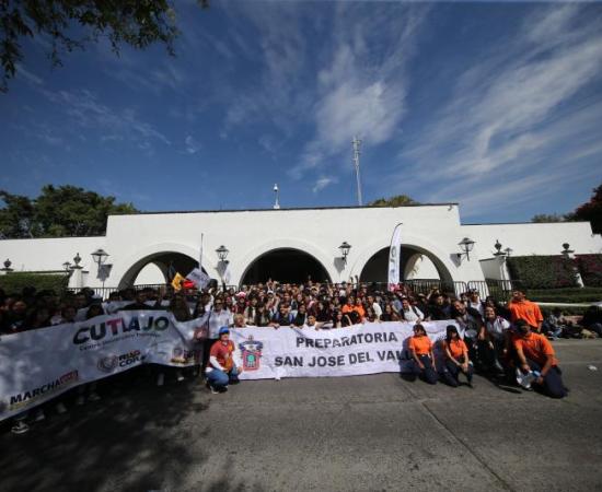 Estudiantes del Tlajomulco marchan por presupuesto justo.