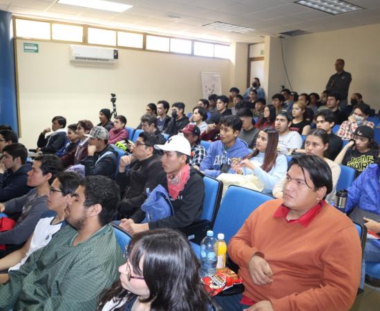 Alumnos de ingenierías en el auditorio. 