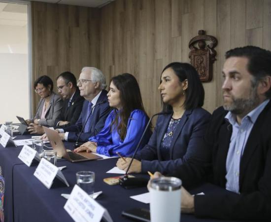 La Universidad de Guadalajara tendrá, por primera vez, una ingeniería dual, es decir, en la que sus estudiantes recibirán capacitación en industria y en el aula a partir del modelo alemán. Además de que recibirán una beca para realizar una colaboración o estancia de aprendizaje en una empresa de Jalisco, lo que permitirá una vinculación directa con el sector desde los primeros semestres.     La doctora Irma Leticia Leal Moya, Rectora del Centro Universitario de Tlajomulco (CUTlajomulco), plantel que ofrecer