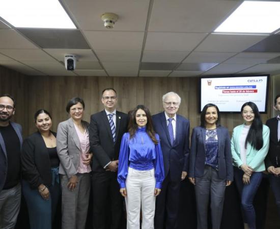 La Universidad de Guadalajara tendrá, por primera vez, una ingeniería dual, es decir, en la que sus estudiantes recibirán capacitación en industria y en el aula a partir del modelo alemán. Además de que recibirán una beca para realizar una colaboración o estancia de aprendizaje en una empresa de Jalisco, lo que permitirá una vinculación directa con el sector desde los primeros semestres.     La doctora Irma Leticia Leal Moya, Rectora del Centro Universitario de Tlajomulco (CUTlajomulco), plantel que ofrecer