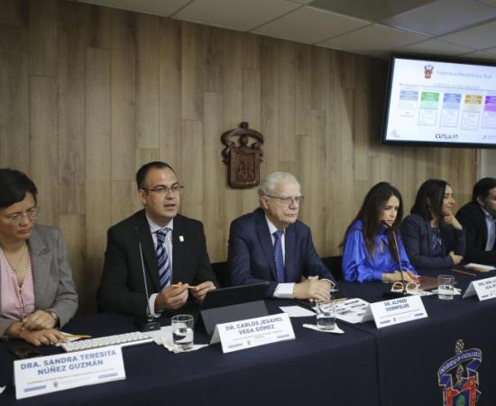 La Universidad de Guadalajara tendrá, por primera vez, una ingeniería dual, es decir, en la que sus estudiantes recibirán capacitación en industria y en el aula a partir del modelo alemán. Además de que recibirán una beca para realizar una colaboración o estancia de aprendizaje en una empresa de Jalisco, lo que permitirá una vinculación directa con el sector desde los primeros semestres.     La doctora Irma Leticia Leal Moya, Rectora del Centro Universitario de Tlajomulco (CUTlajomulco), plantel que ofrecer
