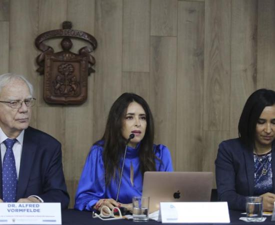 La Universidad de Guadalajara tendrá, por primera vez, una ingeniería dual, es decir, en la que sus estudiantes recibirán capacitación en industria y en el aula a partir del modelo alemán. Además de que recibirán una beca para realizar una colaboración o estancia de aprendizaje en una empresa de Jalisco, lo que permitirá una vinculación directa con el sector desde los primeros semestres.     La doctora Irma Leticia Leal Moya, Rectora del Centro Universitario de Tlajomulco (CUTlajomulco), plantel que ofrecer