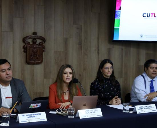 Autoridades del CUTLAJO presentando la apertura de la Clínica Laboratorio de Terapia Física