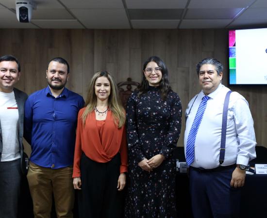 Autoridades del CUTLAJO presentando la apertura de la Clínica Laboratorio de Terapia Física