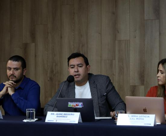 Autoridades del CUTLAJO presentando la apertura de la Clínica Laboratorio de Terapia Física