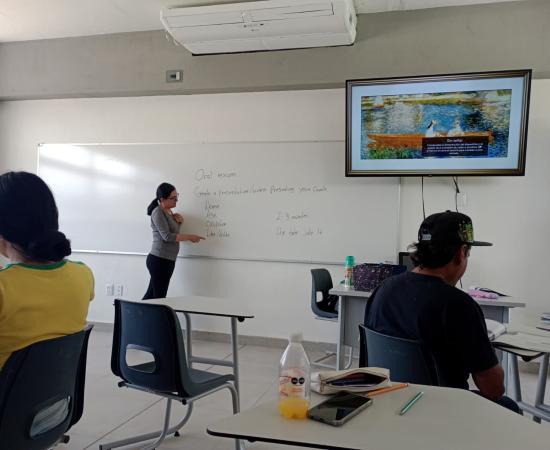 maestra impartiendo su curso de inglés