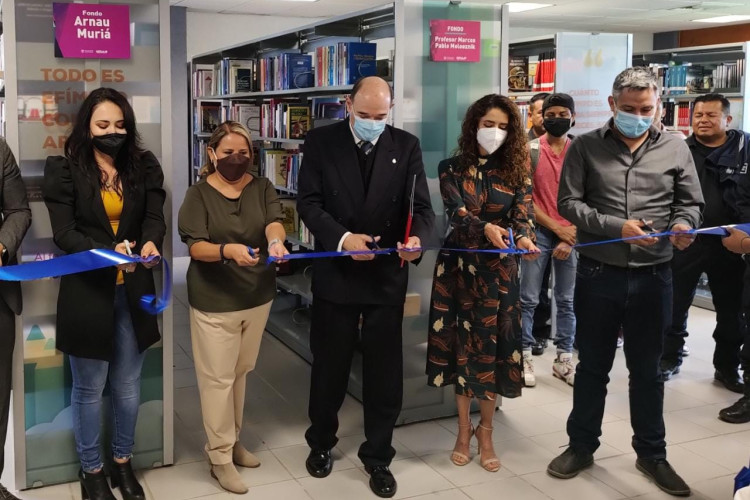 Miembros del presidium cortando el cordon inaugural en la biblioteca del CUTLAJO