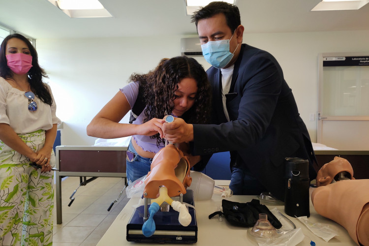 Dr. Jaime Briseño practicando un proceso de intubación endotraqueal con una estudiante de enfermería