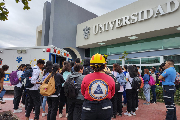 Miembro de protección civil de espaldas 