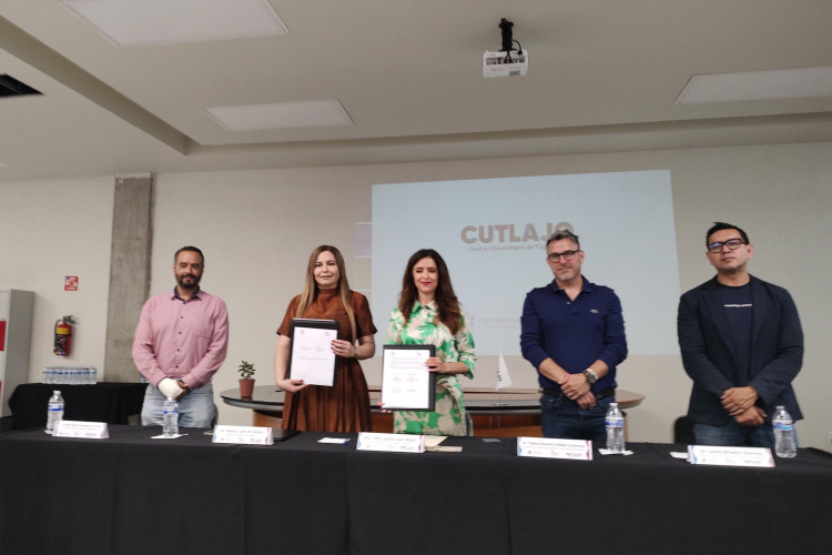 Autoridades del CUTLAJO y del DIF Tlajomulco posando con el convenio firmado.