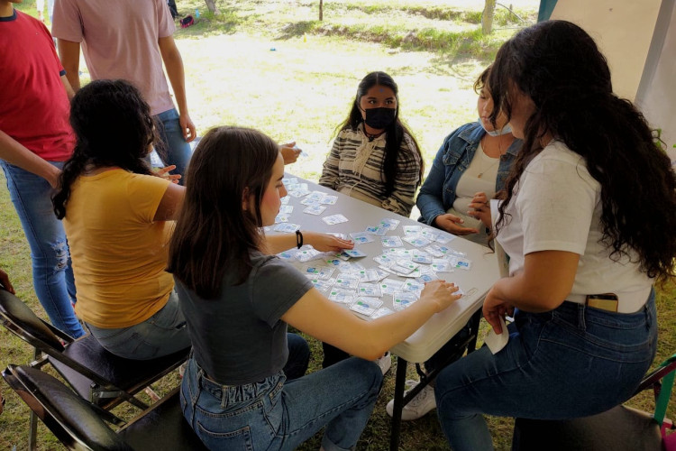 Cuatro estudiantes jugando memorama 