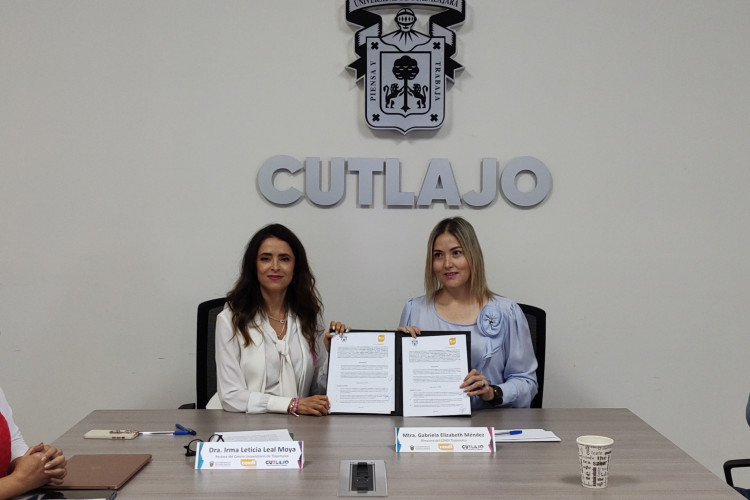 Rectora Leticia Leal y   la directora del CENDI Gabriela Méndez, con el convenio y de fondo el nombre del CUTLAJO