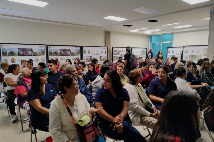 estudiantes y adultos mayores en sala de co-working esperando la pelicula 