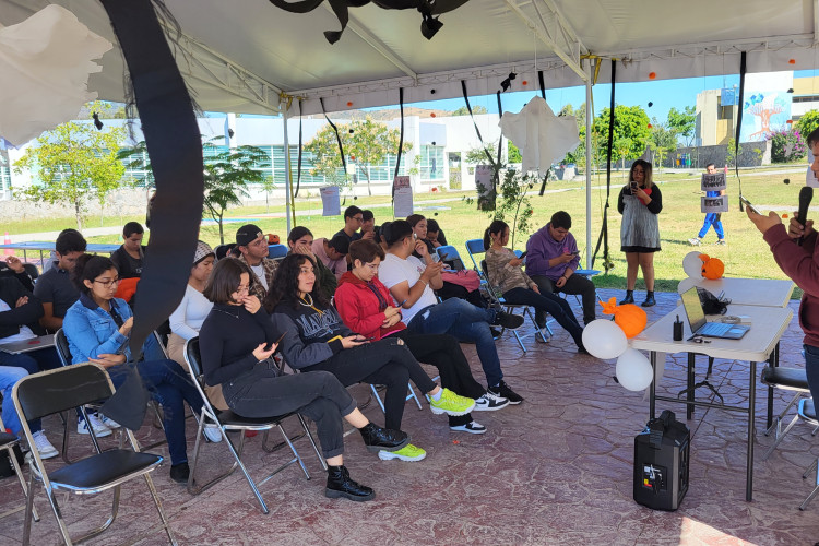 Alumnado en la lectura en voz alta de cuentos de terror