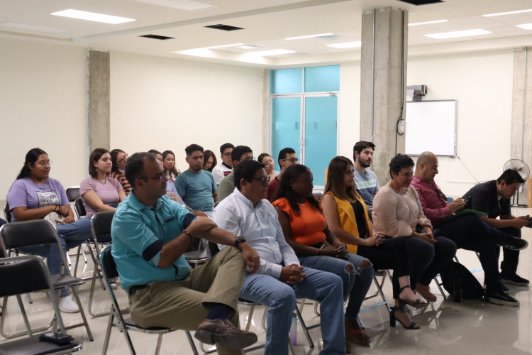 Investigadores que reciben al alumnado 