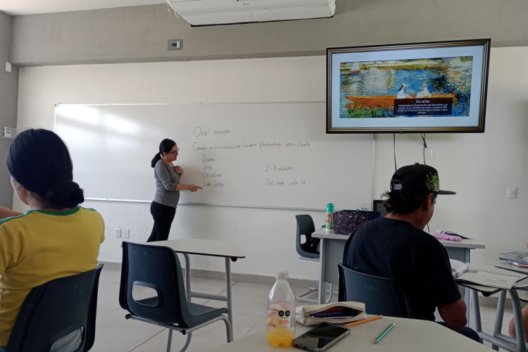 maestra impartiendo su curso de inglés